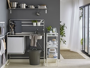Mała kuchnia - Mała otwarta z kamiennym blatem czarna z nablatowym zlewozmywakiem kuchnia jednorzędowa z oknem, styl minimalistyczny - zdjęcie od IKEA