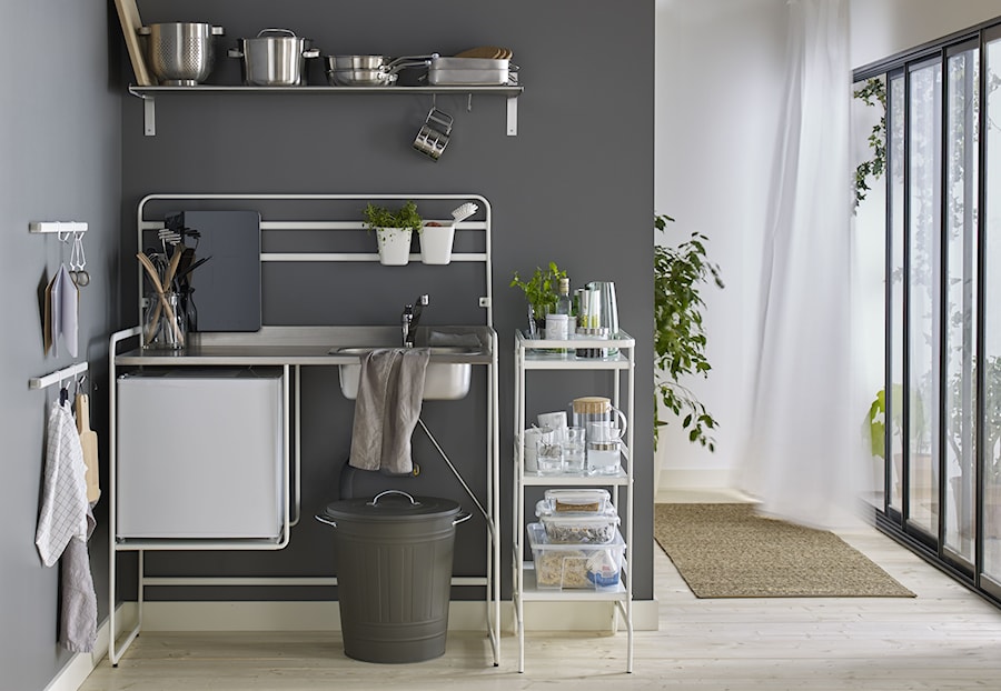 Mała kuchnia - Mała otwarta z kamiennym blatem czarna z nablatowym zlewozmywakiem kuchnia jednorzędowa z oknem, styl minimalistyczny - zdjęcie od IKEA