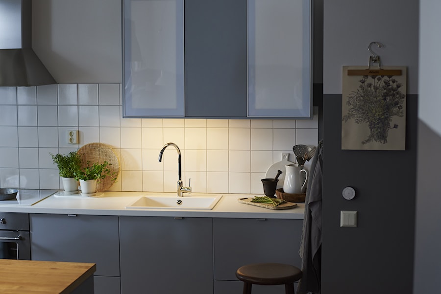 Mała kuchnia - Mała otwarta z kamiennym blatem szara z zabudowaną lodówką z nablatowym zlewozmywakiem kuchnia jednorzędowa z wyspą lub półwyspem, styl nowoczesny - zdjęcie od IKEA