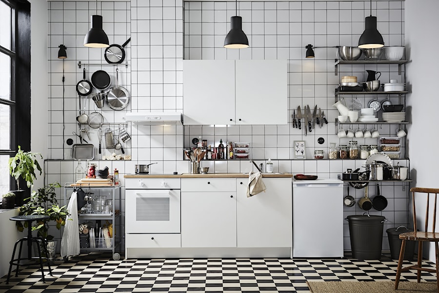 Mała kuchnia - Średnia otwarta z salonem biała z lodówką wolnostojącą kuchnia jednorzędowa z oknem, styl nowoczesny - zdjęcie od IKEA