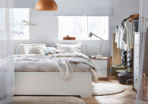 Sypialnia IKEA - Średnia biała sypialnia z garderobą - zdjęcie od IKEA