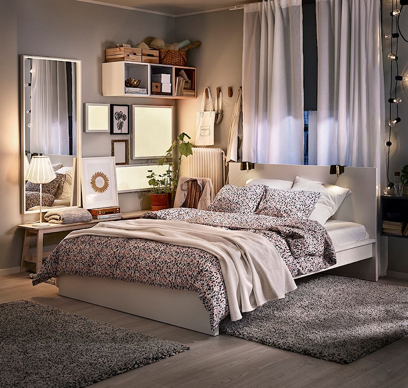 biała sypialnia w stylu klasycznym ciekawe oświetlenie w sypialni