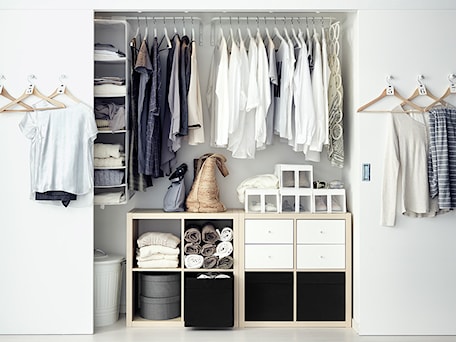 Aranżacje wnętrz - Garderoba: Garderoba IKEA - Mała otwarta garderoba przy sypialni, styl skandynawski - IKEA. Przeglądaj, dodawaj i zapisuj najlepsze zdjęcia, pomysły i inspiracje designerskie. W bazie mamy już prawie milion fotografii!