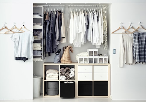 Garderoba IKEA - Mała otwarta garderoba przy sypialni, styl skandynawski - zdjęcie od IKEA
