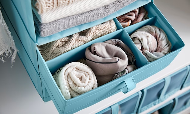 sposób na przechowywanie szalików w garderobie