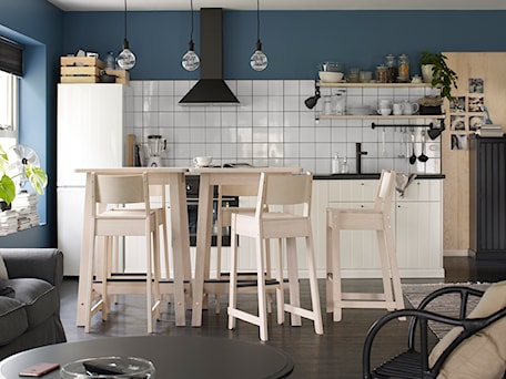 Aranżacje wnętrz - Jadalnia: Jadalnia IKEA - Średnia niebieska jadalnia w salonie w kuchni - IKEA. Przeglądaj, dodawaj i zapisuj najlepsze zdjęcia, pomysły i inspiracje designerskie. W bazie mamy już prawie milion fotografii!