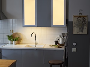 Kuchnia na wymiar - Średnia z salonem beżowa biała z zabudowaną lodówką z nablatowym zlewozmywakiem kuchnia jednorzędowa z wyspą lub półwyspem, styl tradycyjny - zdjęcie od IKEA