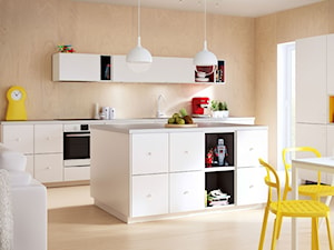Kuchnia IKEA - Duża otwarta z salonem beżowa z zabudowaną lodówką z nablatowym zlewozmywakiem kuchnia jednorzędowa z wyspą lub półwyspem z oknem - zdjęcie od IKEA