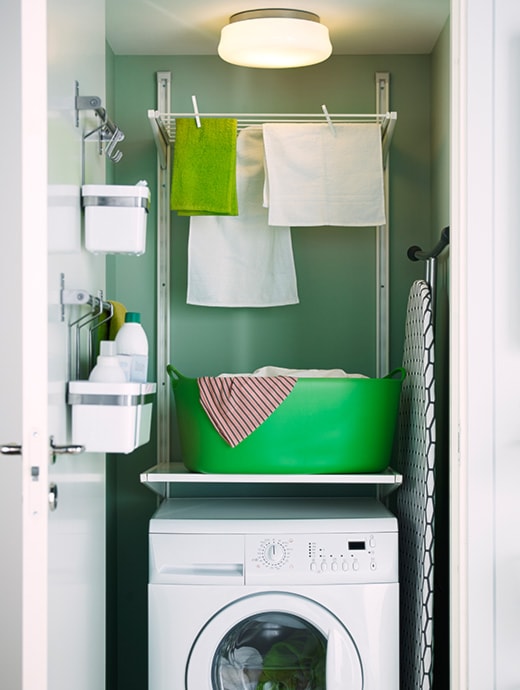 Łazienka IKEA - Mała bez okna z pralką / suszarką łazienka, styl skandynawski - zdjęcie od IKEA - Homebook