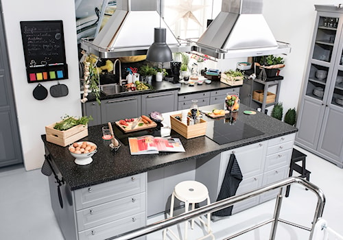 Kuchnia spotkań IKEA - Średnia otwarta biała z zabudowaną lodówką z nablatowym zlewozmywakiem kuchnia dwurzędowa z wyspą lub półwyspem, styl skandynawski - zdjęcie od IKEA