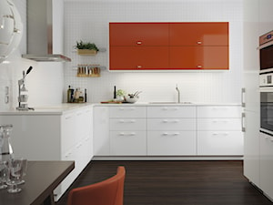 Kuchnia na wymiar - Średnia duża otwarta zamknięta biała z zabudowaną lodówką kuchnia w kształcie litery l w kształcie litery u, styl nowoczesny - zdjęcie od IKEA
