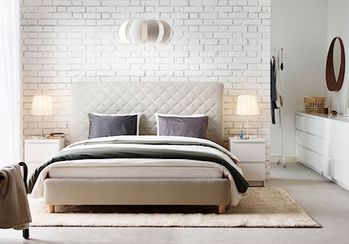 Sypialnia IKEA - Średnia biała szara sypialnia, styl minimalistyczny - zdjęcie od IKEA