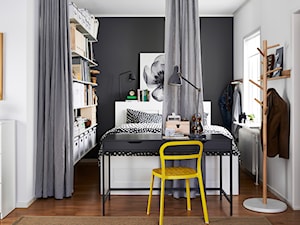 Sypialnia IKEA - Średnia biała czarna sypialnia, styl skandynawski - zdjęcie od IKEA