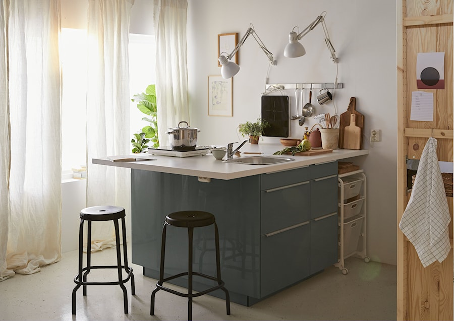 Mała kuchnia - Mała otwarta z kamiennym blatem biała z zabudowaną lodówką z nablatowym zlewozmywakiem kuchnia jednorzędowa z oknem z marmurową podłogą - zdjęcie od IKEA