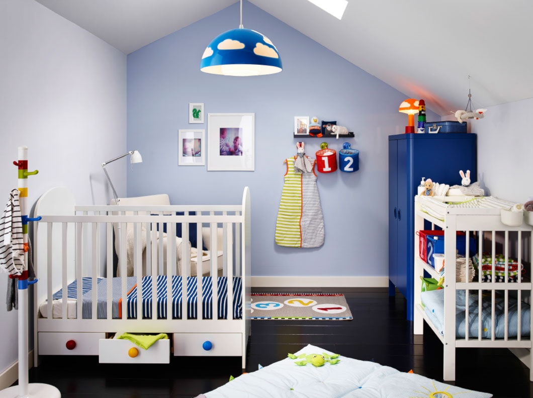 Pokój dziecka IKEA - Średni biały niebieski pokój dziecka dla niemowlaka dla chłopca dla dziewczynki - zdjęcie od IKEA - Homebook