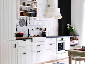 Kuchnia IKEA - Mała z salonem biała czarna z zabudowaną lodówką z nablatowym zlewozmywakiem kuchnia jednorzędowa, styl vintage - zdjęcie od IKEA