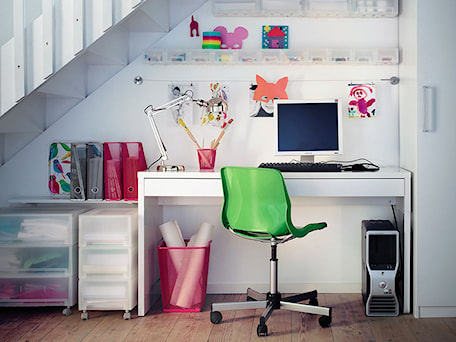 Aranżacje wnętrz - Biuro: Domowe biuro IKEA - Średnie białe biuro - IKEA. Przeglądaj, dodawaj i zapisuj najlepsze zdjęcia, pomysły i inspiracje designerskie. W bazie mamy już prawie milion fotografii!