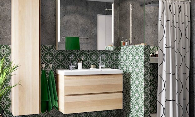 drewniane meble w szarej łazience z zielonymi akcentami