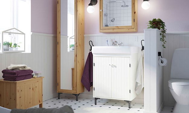 drewniane meble łazienkowe i biała lamperia w łazience