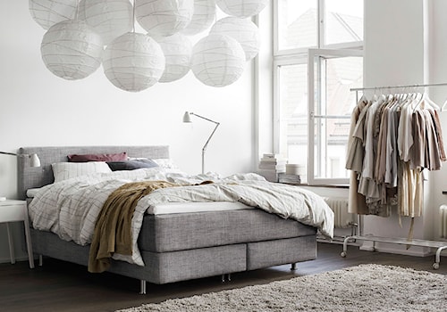 Sypialnia IKEA - Średnia biała sypialnia, styl skandynawski - zdjęcie od IKEA