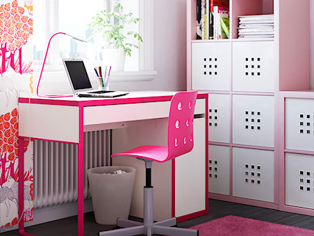 Aranżacje wnętrz - Biuro: Domowe biuro IKEA - Małe różowe biuro - IKEA. Przeglądaj, dodawaj i zapisuj najlepsze zdjęcia, pomysły i inspiracje designerskie. W bazie mamy już prawie milion fotografii!
