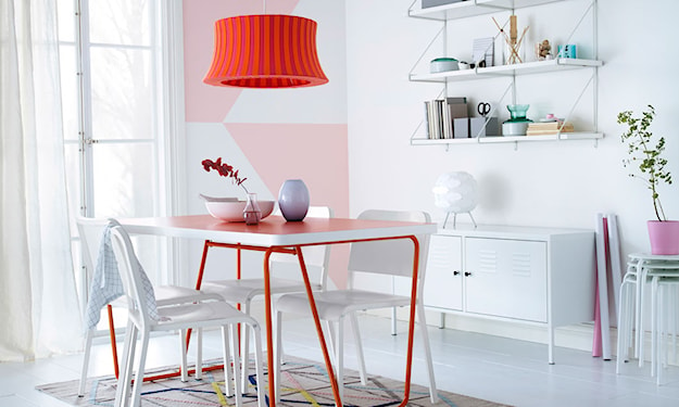lampa wisząca z czerwonym abażurem, białe krzesła, biała komoda, beżowy dywanik