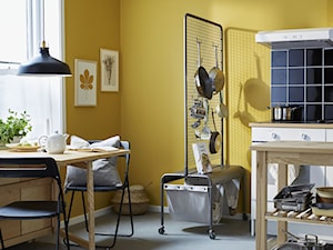 Mała kuchnia - Mała zamknięta żółta z zabudowaną lodówką kuchnia jednorzędowa z oknem, styl vintage - zdjęcie od IKEA