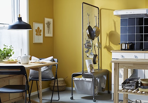 Mała kuchnia - Mała zamknięta żółta z zabudowaną lodówką kuchnia jednorzędowa z oknem, styl vintage - zdjęcie od IKEA