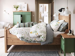 Sypialnia IKEA - Duża beżowa sypialnia, styl prowansalski - zdjęcie od IKEA
