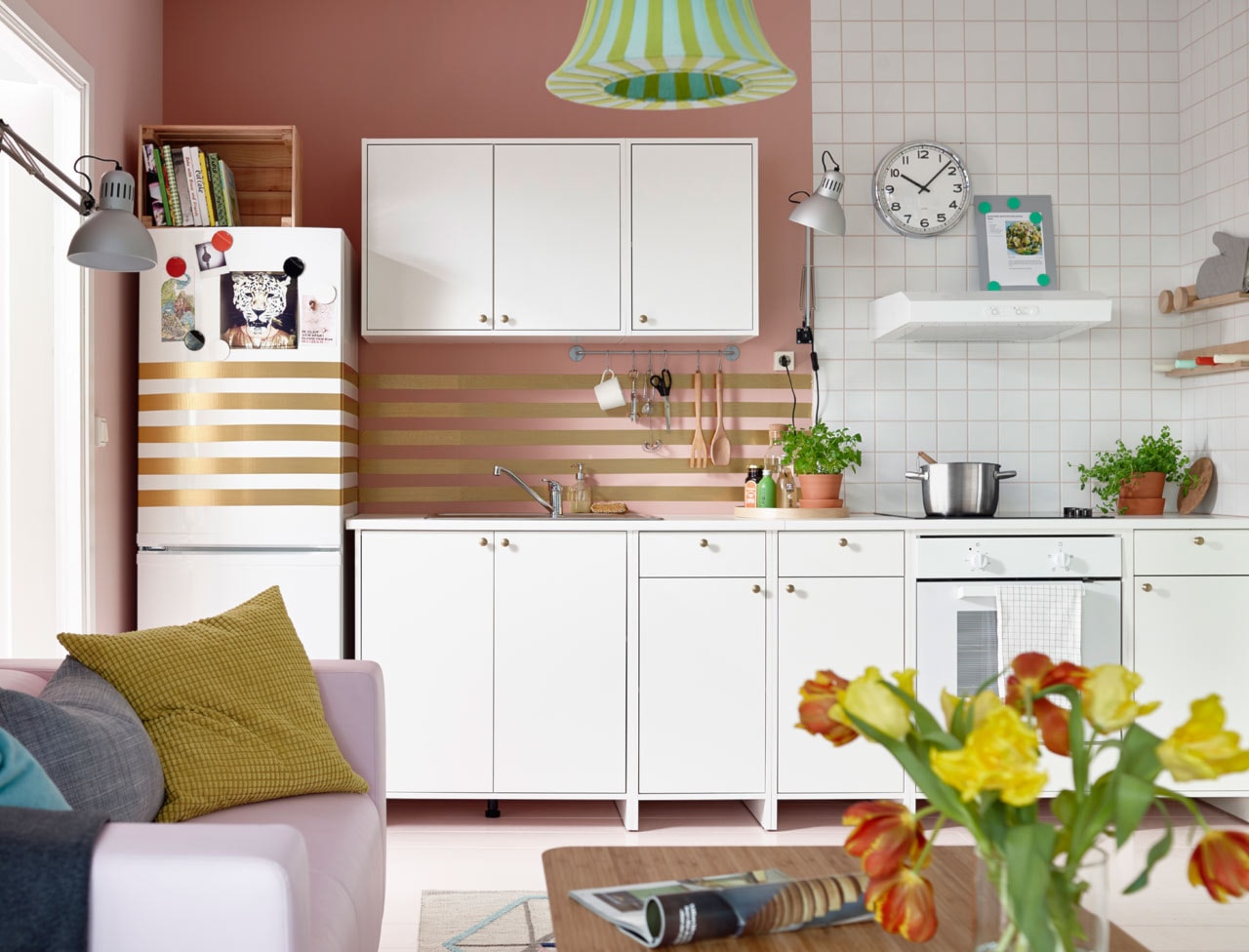 Kuchnia IKEA - Mała otwarta z salonem biała różowa z lodówką wolnostojącą z podblatowym zlewozmywakiem kuchnia jednorzędowa - zdjęcie od IKEA - Homebook