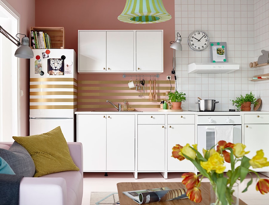 Kuchnia IKEA - Mała otwarta z salonem biała różowa z lodówką wolnostojącą z podblatowym zlewozmywakiem kuchnia jednorzędowa - zdjęcie od IKEA