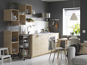 Kuchnia na wymiar - Mała otwarta z salonem z kamiennym blatem szara z zabudowaną lodówką z nablatowym zlewozmywakiem kuchnia jednorzędowa z oknem, styl skandynawski - zdjęcie od IKEA