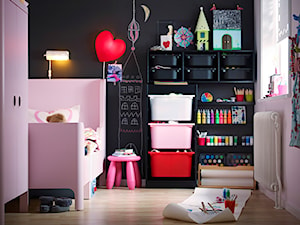 Pokój dziecka IKEA - Mały czarny różowy pokój dziecka dla dziecka dla dziewczynki, styl nowoczesny - zdjęcie od IKEA