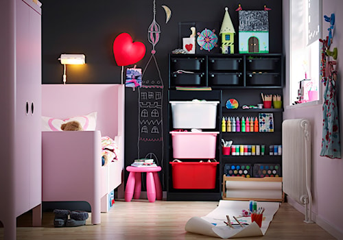 Pokój dziecka IKEA - Mały czarny różowy pokój dziecka dla dziecka dla dziewczynki, styl nowoczesny - zdjęcie od IKEA