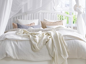 Sypialnia IKEA - Mała beżowa biała sypialnia, styl skandynawski - zdjęcie od IKEA