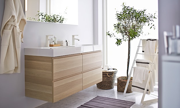 skandynawska łazienka z drewnianymi szafkami pod umywalkę