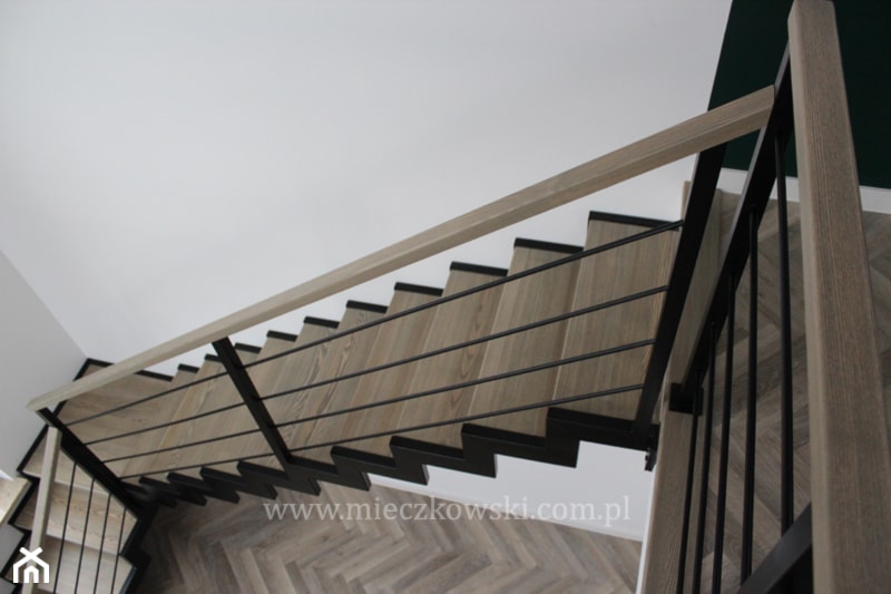 Schody na konstrukcji metalowej stalowej stopnie drewniane - zdjęcie od Schody Mieczkowski - Homebook