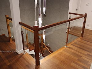 schody z drewna merbau i szklana balustrada - zdjęcie od Schody Mieczkowski