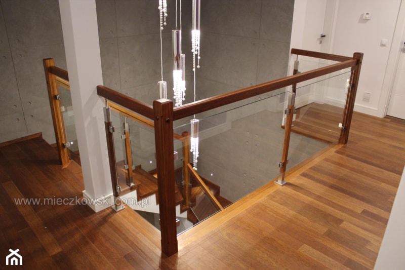 schody z drewna merbau i szklana balustrada - zdjęcie od Schody Mieczkowski - Homebook