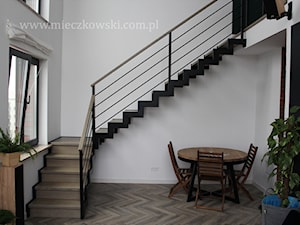 Schody na konstrukcji metalowej stalowej stopnie drewniane - zdjęcie od Schody Mieczkowski