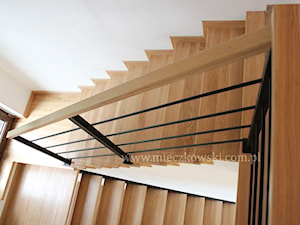 Schody na konstrukcji stalowej stopnie z drewna dębowego - zdjęcie od Schody Mieczkowski