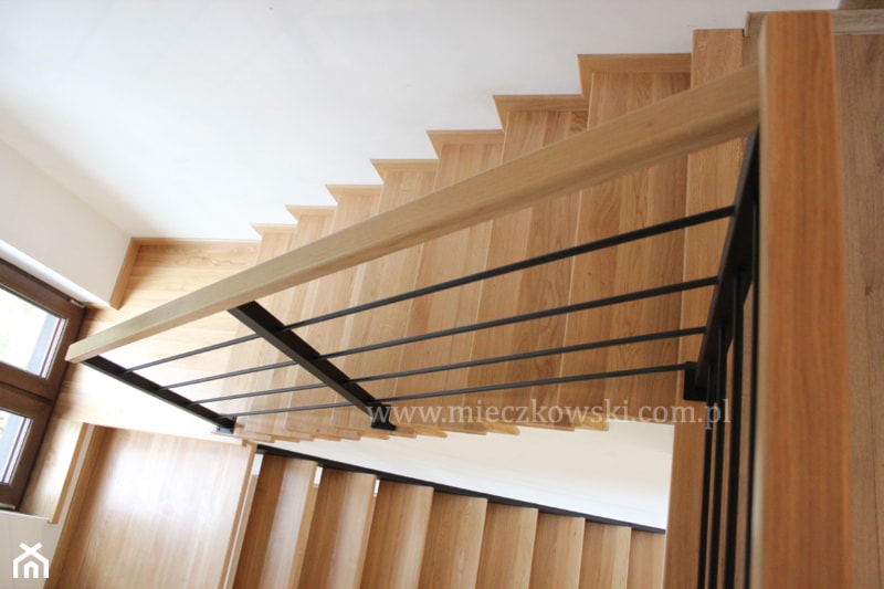 Schody na konstrukcji stalowej stopnie z drewna dębowego - zdjęcie od Schody Mieczkowski - Homebook