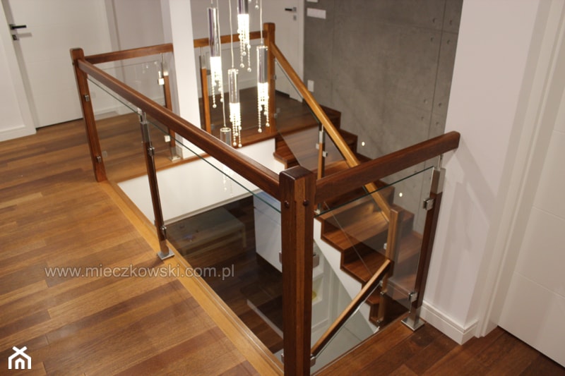 schody z drewna merbau i szklana balustrada - zdjęcie od Schody Mieczkowski - Homebook
