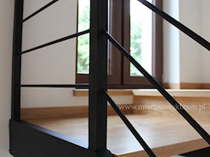 Schody na konstrukcji stalowej stopnie z drewna dębowego - zdjęcie od Schody Mieczkowski