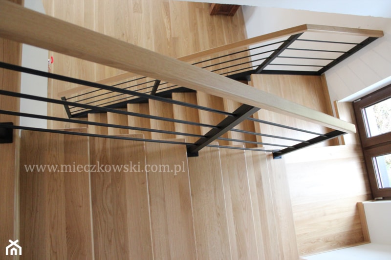 Schody na konstrukcji stalowej stopnie z drewna dębowego - zdjęcie od Schody Mieczkowski - Homebook