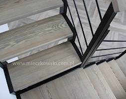 Schody na konstrukcji metalowej stalowej stopnie drewniane - zdjęcie od Schody Mieczkowski - Homebook