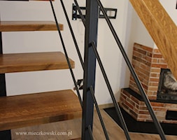 Schody metalowe wanga centralna stopnie z drewna dębowego - zdjęcie od Schody Mieczkowski - Homebook
