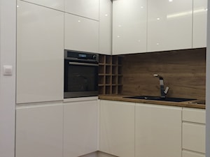 Kuchnia 2 - Mała otwarta z salonem biała brązowa z zabudowaną lodówką z podblatowym zlewozmywakiem kuchnia w kształcie litery l, styl nowoczesny - zdjęcie od szafynawymiar24