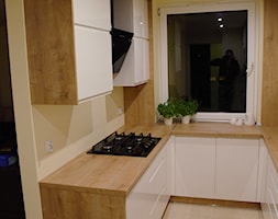 Kuchnia - Mała otwarta beżowa z zabudowaną lodówką kuchnia w kształcie litery u, styl nowoczesny - zdjęcie od szafynawymiar24 - Homebook