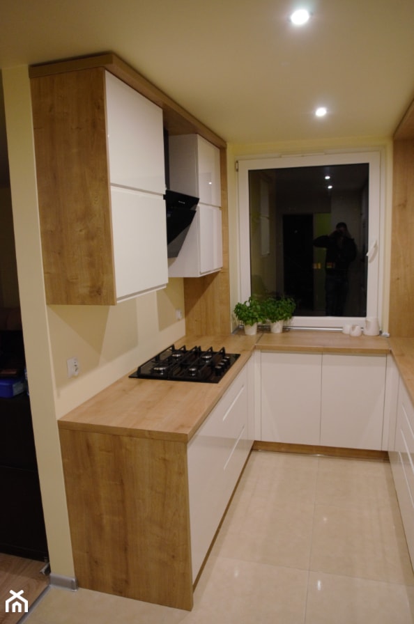 Kuchnia - Mała otwarta beżowa z zabudowaną lodówką kuchnia w kształcie litery u, styl nowoczesny - zdjęcie od szafynawymiar24